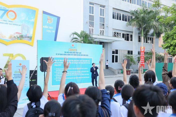 Sinh viên Trường Đại học Kinh tế - Kỹ thuật Công nghiệp sôi nổi tham gia tìm hiểu về sử dụng năng lượng tiết kiệm, hiệu quả.