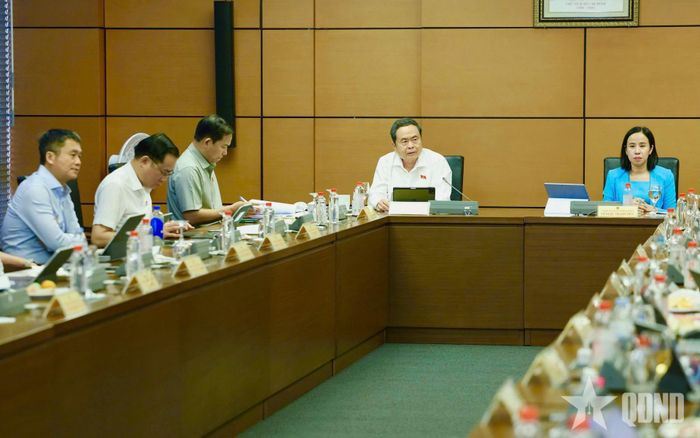Quang cảnh phiên thảo luận tại tổ.