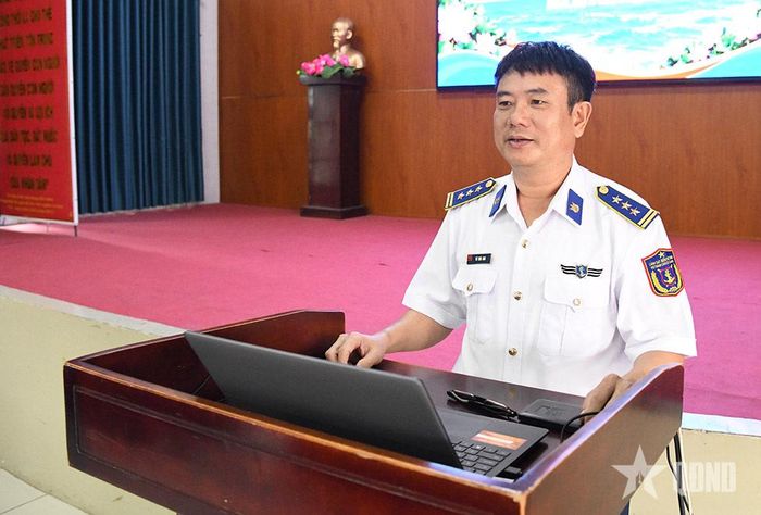 Báo cáo viên Bộ tư lệnh Vùng Cảnh sát biển 3 tuyên truyền tại chương trình.