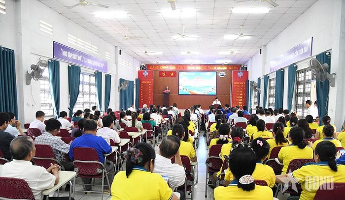 Đông đảo cán bộ, công chức và nhân dân tham dự chương trình.