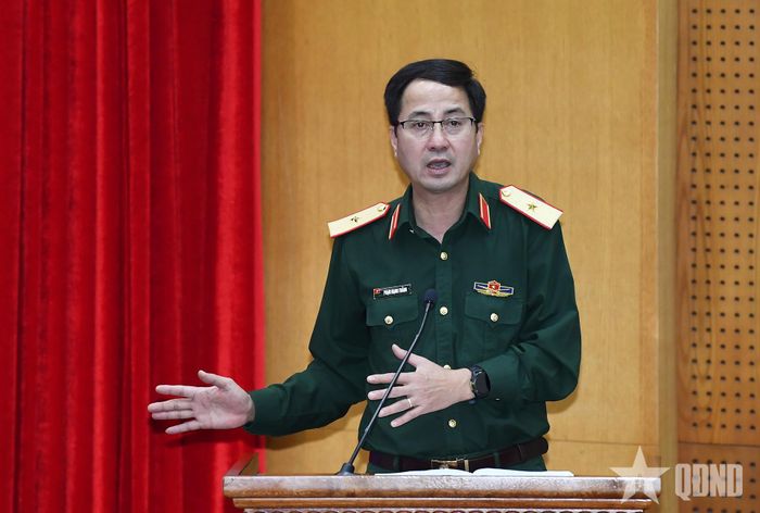  Thiếu tướng Phạm Mạnh Thắng, Cục trưởng Cục Gìn giữ hòa bình Việt Nam báo cáo công tác chuẩn bị. Ảnh: TUẤN HUY 