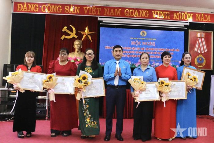  Đồng chí Tẩn Minh Long, Chủ tịch LĐLĐ tỉnh Điện Biên (giữa) trao khen thưởng tặng các tập thể, cá nhân. 