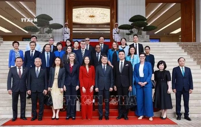 Thủ tướng Lê Minh Hưng với bà Pauline Tamesis, Điều phối viên Thường trú Liên hợp quốc tại Việt Nam và Trưởng đại diện các tổ chức Liên hợp quốc tại Việt Nam. Ảnh: TTXVN
