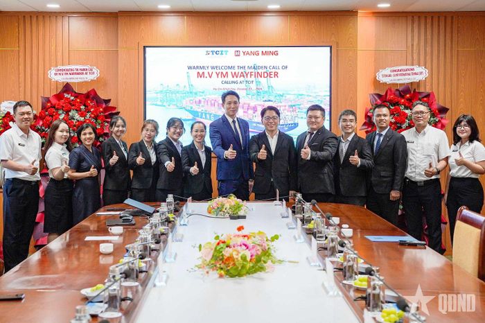 Đại diện TCIT cùng Yang Ming chào đón tàu YM WAYFINDER. 