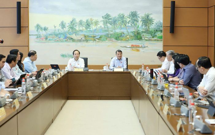 Quang cảnh phiên thảo luận tại tổ. Ảnh: TRỌNG HẢI