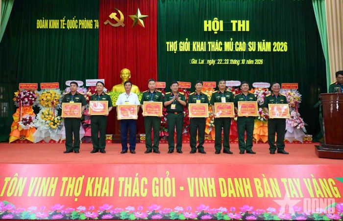 Đại tá Hà Văn Nam, Bí thư Đảng ủy, Phó đoàn trưởng Đoàn Kinh tế - Quốc phòng 74 trao thưởng tặng các tập thể đoạt giải Nhất, Nhì, Ba và Khuyến khích tại hội thi.
