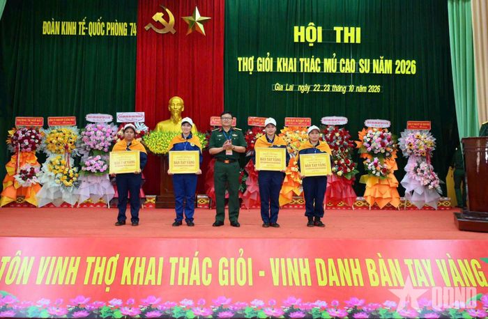 Trung tá Cao Hữu Dạ Từ, Phó đoàn trưởng Đoàn Kinh tế - Quốc phòng 74 trao danh hiệu “Bàn tay vàng” tặng các tuyển thủ xuất sắc tại hội thi.