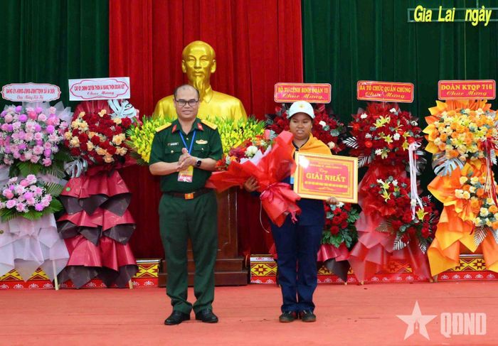 Đại tá Đậu Thiện Lương, Đoàn trưởng Đoàn Kinh tế - Quốc phòng 74 trao giải Nhất tặng tuyển thủ Ksor Tinh.