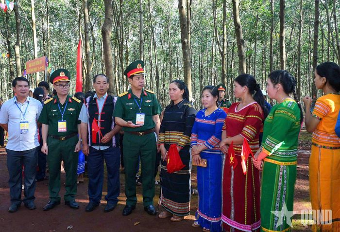 Đại tá Khuất Bá Cao, Bí thư Đảng ủy, Phó tư lệnh Binh đoàn 15 cùng các đại biểu thăm hỏi, động viên người dân đến cổ vũ hội thi.