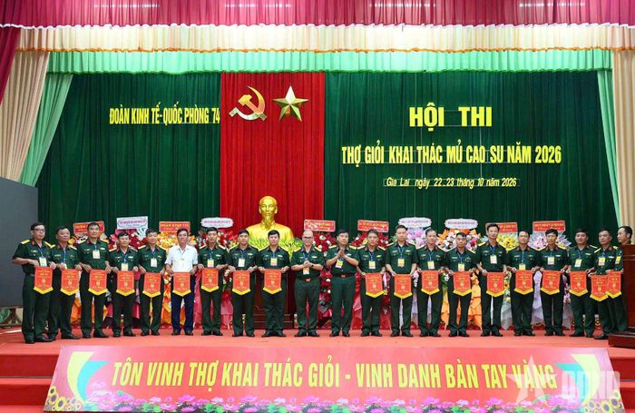 Chỉ huy Đoàn Kinh tế - Quốc phòng 74 trao cờ lưu niệm tặng các tập thể tham gia hội thi.