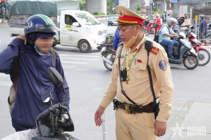 Phương tiện xe máy vượt cảnh báo an toàn đường sắt sẽ bị xử phạt 5 triệu đồng. 