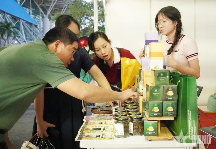  Người tiêu dùng tham quan, tìm hiểu sản phẩm tại sự kiện.