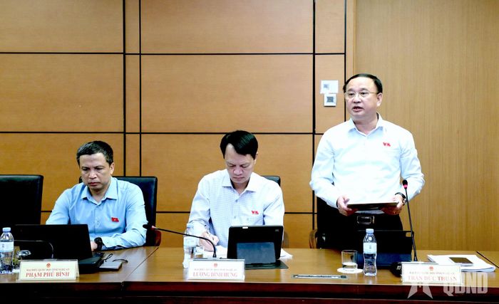 Trung tướng Trần Đức Thuận phát biểu tại tổ 10, chiều 23-10. Ảnh: KHÁNH DUY 
