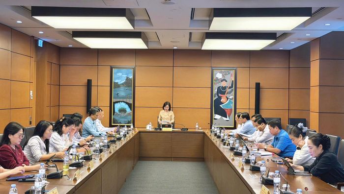  Quang cảnh phiên họp tổ 10.