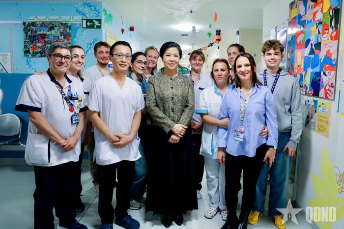 Phu nhân Ngô Phương Ly chụp ảnh cùng đội ngũ y bác sĩ bệnh viện. Ảnh: THÀNH KHÁNH