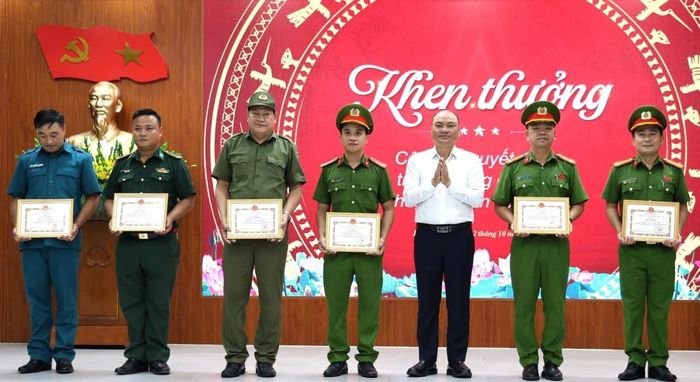 Chủ tịch UBND phường Liên Chiểu Trần Công Nguyên khen thưởng cho các tập thể, cá nhân.