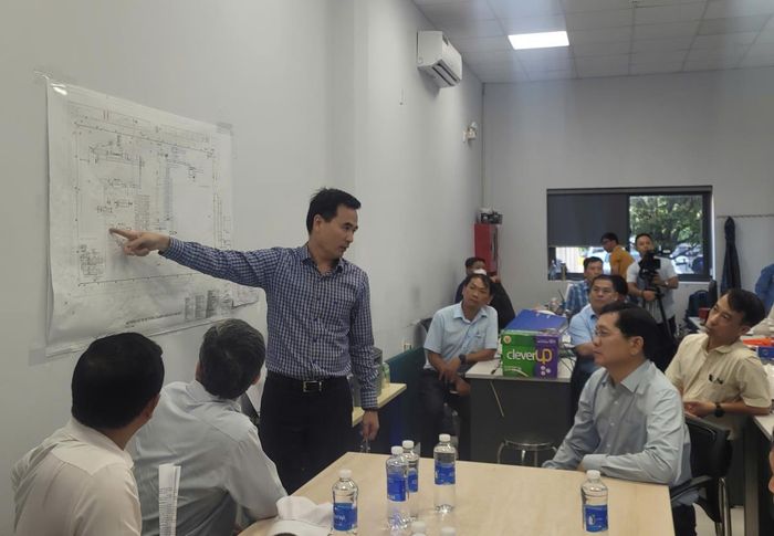 Đại diện các nhà máy xử lý rác báo cáo Phó Chủ tịch Thường trực HĐND thành phố Trần Phước Sơn cùng đoàn công tác