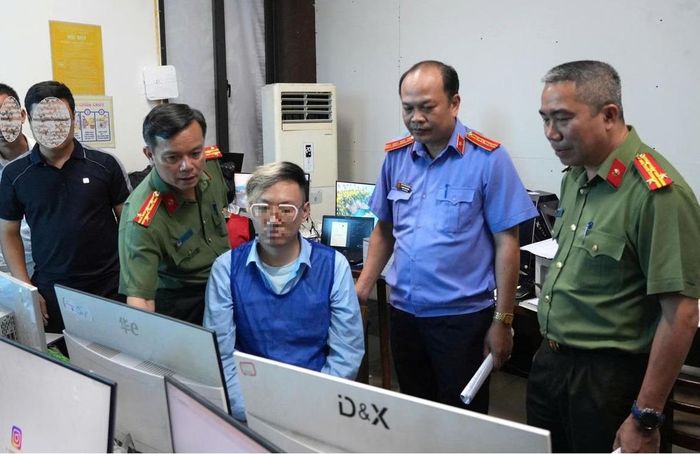 Lực lượng chức năng làm việc với các đối tượng trong nhóm lừa đảo xuyên quốc gia. Ảnh: CATH