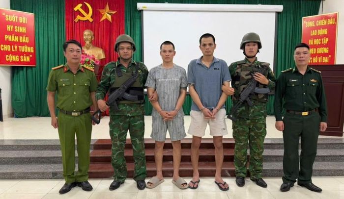 Hai đối tượng Huy và Tài (giữa) bị bắt giữ khi đang lẩn trốn tại Lào.