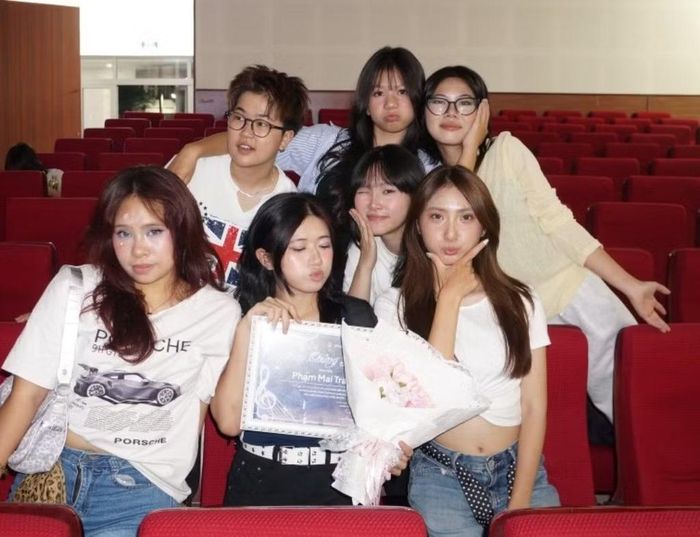 Mai Trang (giữa) cùng các bạn lưu giữ kỷ niệm trong ngày vinh danh.