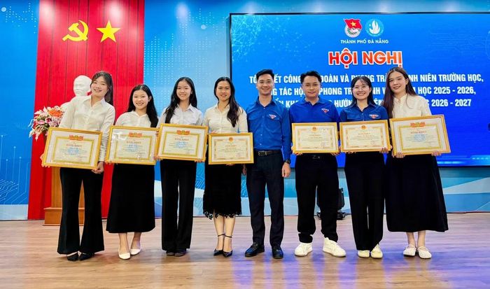 Quang Mạnh (thứ ba, từ phải sang) tham gia các hoạt động cùng Đoàn trường ĐH Sư phạm (ĐH Đà Nẵng) và được ghi nhận với nhiều thành tích.