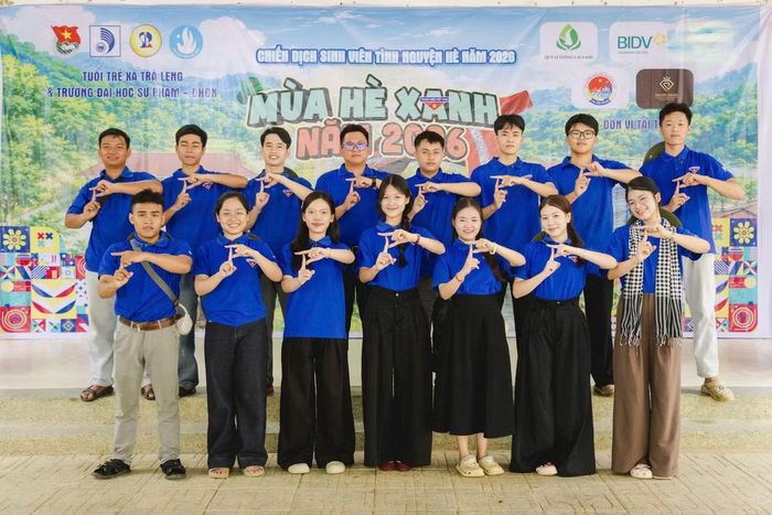 Mạnh (hàng hai, thứ tư, từ phải sang) đồng hành cùng Đội hình Tiên phong - 'Mùa Hè Xanh' 2026, thắp sáng 500m đường giúp các em nhỏ vùng cao đến trường.