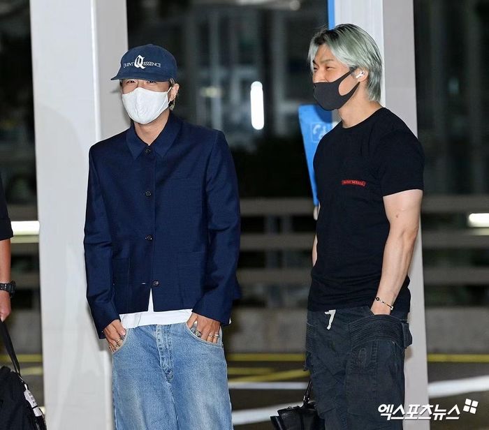 Các thành viên Taeyang (bên trái) và Daesung của BIGBANG đang tiến về khu vực khởi hành.