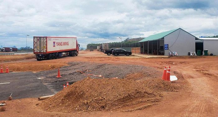Trạm dừng nghỉ tạm tại Km35+500 đoạn Hoài Nhơn - Quy Nhơn đã đưa vào khai thác tạm, nhưng chưa có cửa hàng xăng dầu, trạm sạc điện. Ảnh: NGỌC OAI