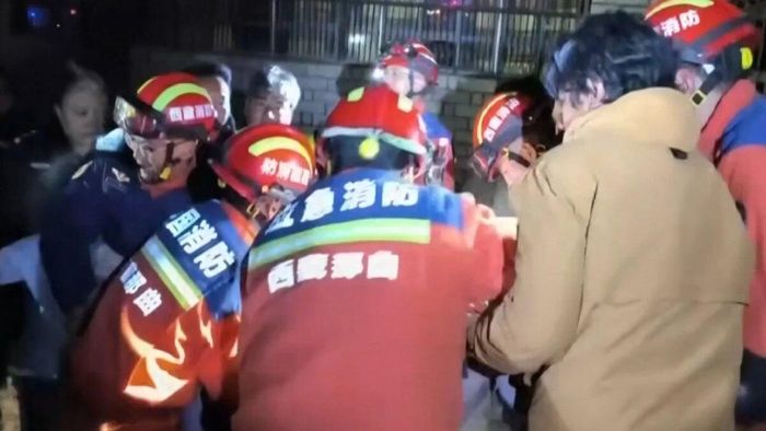 Cứu người bị thương do động đất ở thành phố Na Khúc, Khu tự trị Tây Tạng (Trung Quốc). Ảnh: THX