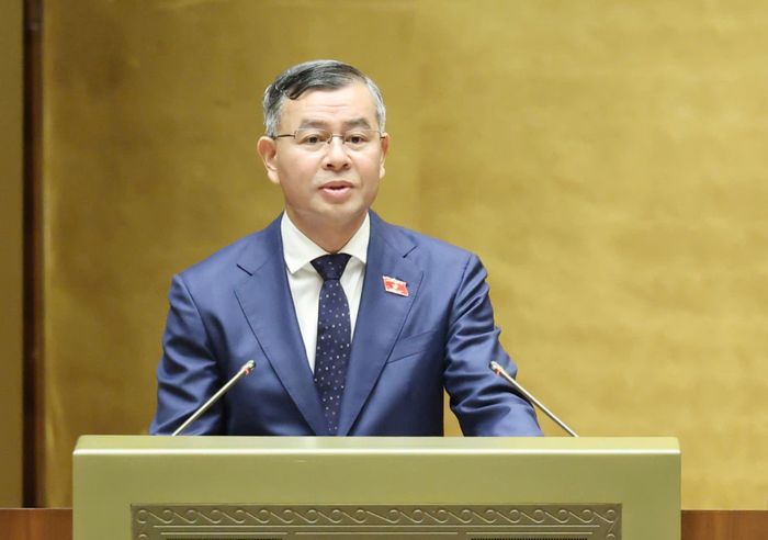 Bộ trưởng Tài chính Ngô Văn Tuấn đọc tờ trình về Luật Thuế sử dụng đất phi nông nghiệp. Ảnh: QUANG PHÚC