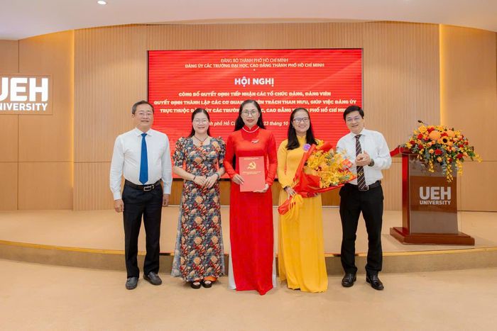 Đồng chí Trương Quốc Lâm (bìa trái) trao quyết định thành lập Ban Xây dựng Đảng Đảng ủy các Trường Đại học, Cao đẳng TPHCM. Ảnh: NHÂN NGUYỄN
