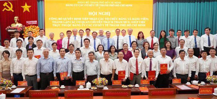  Các đại biểu chụp hình lưu niệm. Ảnh: PHƯƠNG UYÊN 