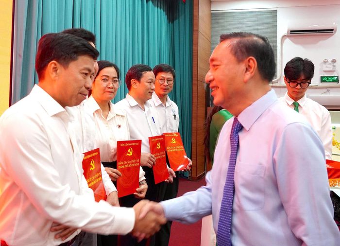  Đồng chí Phạm Thành Kiên trao quyết định đến đại diện các tổ chức đảng thuộc Đảng ủy các cơ sở y tế TPHCM. Ảnh: PHƯƠNG UYÊN 