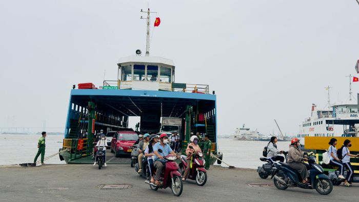  Các phương tiện qua lại phà Bình Khánh. Ảnh: ĐÌNH DƯ 