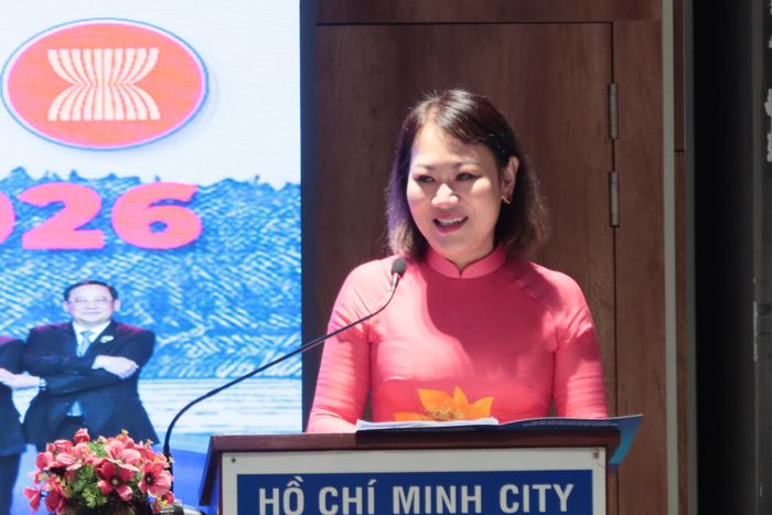  Chủ tịch Hội Hữu nghị Việt Nam – Đông Nam Á TPHCM Phan Thị Hồng Xuân trình bày tham luận. Ảnh: THỤY VŨ 