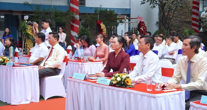  Đại diện Sở GD-ĐT TPHCM và đại biểu tại buổi lễ. QUANG HUY 