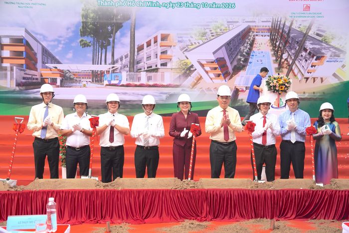  Đại biểu thực hiện nghi thức khởi công. QUANG HUY 