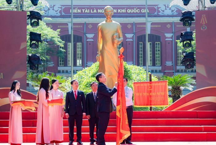  Trường THPT chuyên Quốc học Huế đón nhận Huân chương Độc lập hạng ba 