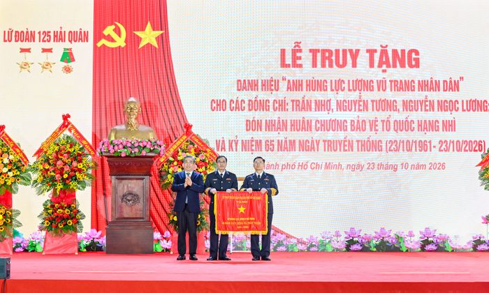  Đồng chí Nguyễn Phước Lộc trao Cờ thi đua của UBND TPHCM tặng Lữ đoàn 125 