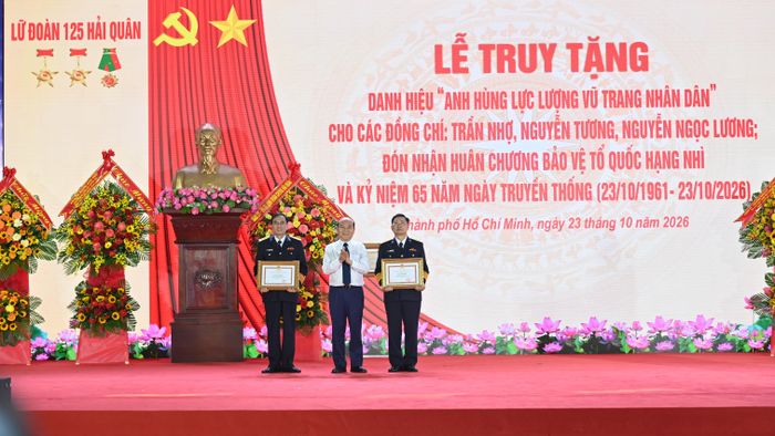  Đồng chí Trần Văn Bảy tặng Bằng khen của UBND TPHCM cho Lữ đoàn 125 
