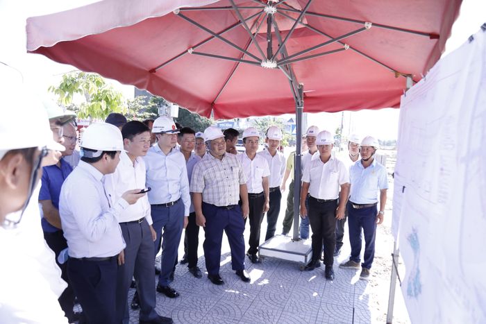  Đoàn kiểm tra thực địa hiện trường khu tái định cư. Ảnh: NGUYÊN KHÔI 