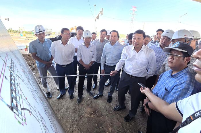  Thứ trưởng Bộ Xây dựng Lê Hồng Vinh kiểm tra tại nút giao Túy Loan. Ảnh: NGUYÊN KHÔI 