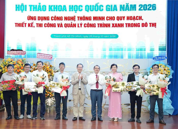  Ban tổ chức tặng hoa cho các diễn giả 