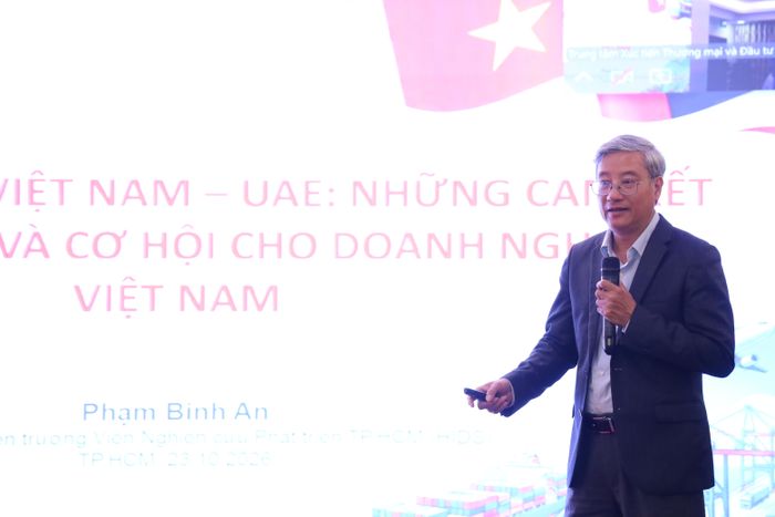 Ông Phạm Bình An, nguyên Phó Viện trưởng Viện Nghiên cứu phát triển TPHCM, phân tích tiềm năng thị trường UAE. Ảnh: MINH XUÂN