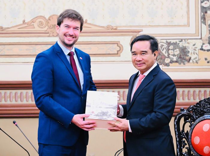  Chủ tịch UBND TPHCM Nguyễn Văn Được trao quà lưu niệm đến tân Đại sứ Cộng hòa Czech tại Việt Nam Lukáš Kaucký. Ảnh: VIỆT DŨNG 
