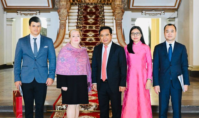  Chủ tịch UBND TPHCM Nguyễn Văn Được và tân Tổng Lãnh sự Nga tại TPHCM cùng các đại biểu chụp ảnh lưu niệm. Ảnh: VIỆT DŨNG 