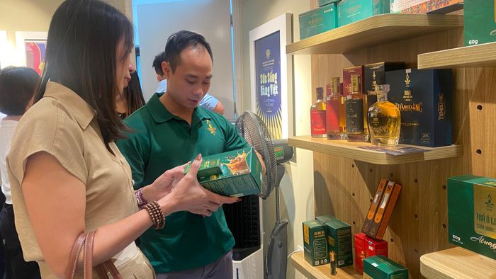  Không gian trưng bày các sản phẩm từ duyên hải Nam Trung bộ và cao nguyên Trung bộ. Ảnh: PHÚC HẬU 