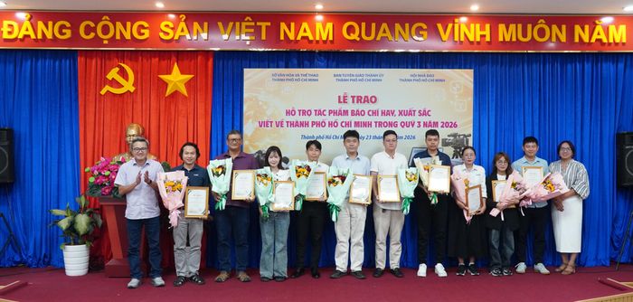  Các tác giả có tác phẩm thuộc thể loại phóng sự ảnh nhận thư khen. Ảnh: THANH CHIÊU 