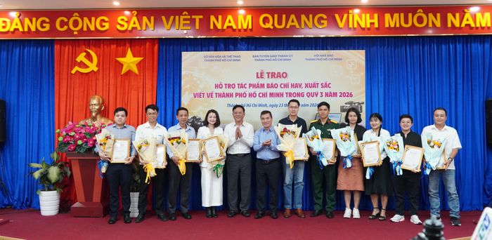  Các tác giả có tác phẩm thuộc thể loại Chính luận (bình luận, xã luận, chuyên luận) và ký sự nhận ﻿ thư khen. Ảnh: HOÀNG HÙNG 