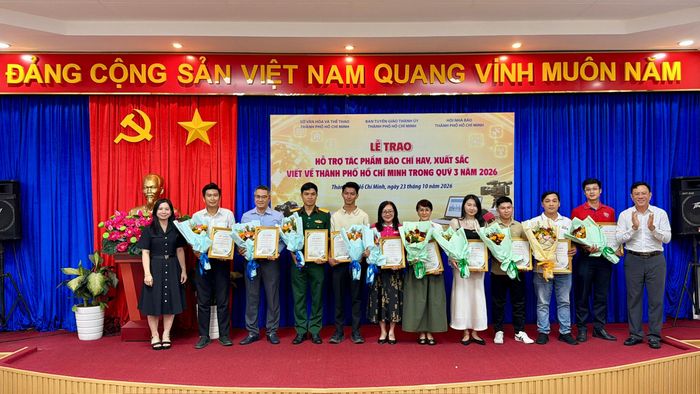  Các tác giả có tác phẩm thuộc thể loại báo chí đa phương tiện được nhận thư khen. Ảnh: HOÀNG HÙNG 